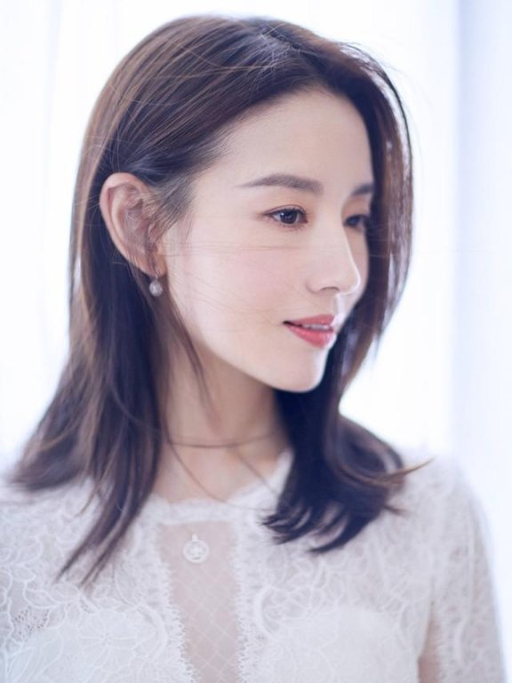 董洁白色蕾丝裙走红毯，美得清新脱俗！