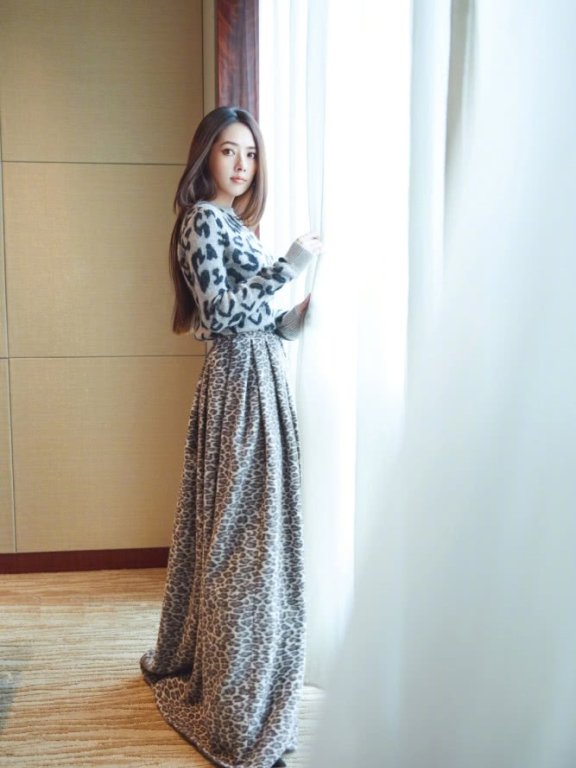 郭碧婷卷发搭配红色衬衫,手上鸽子蛋钻戒超抢眼