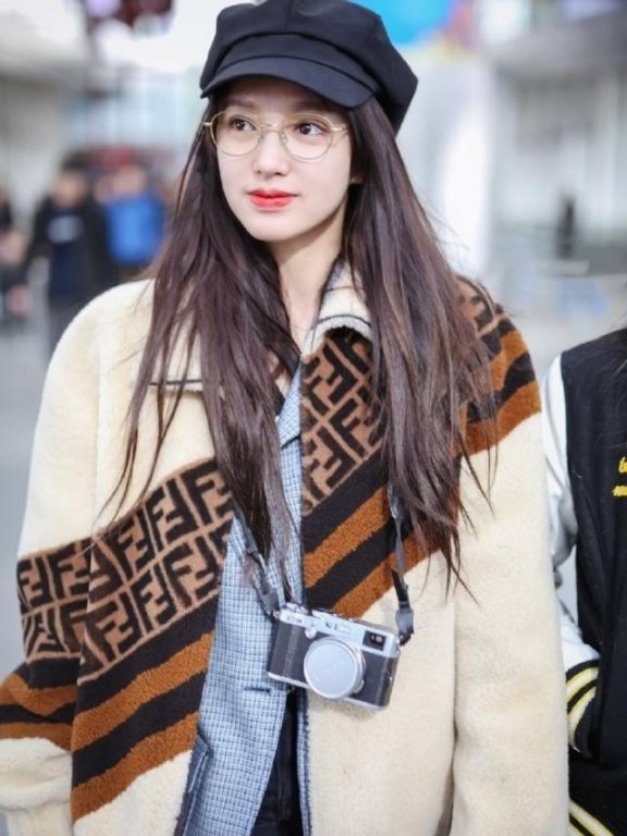 程潇穿3万元大衣搭配2万元包包，真奢侈！