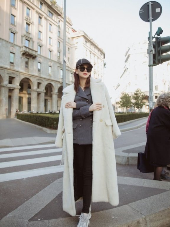 戚薇双排扣西装配小黑裤，再穿件白色大衣将酷进行到底