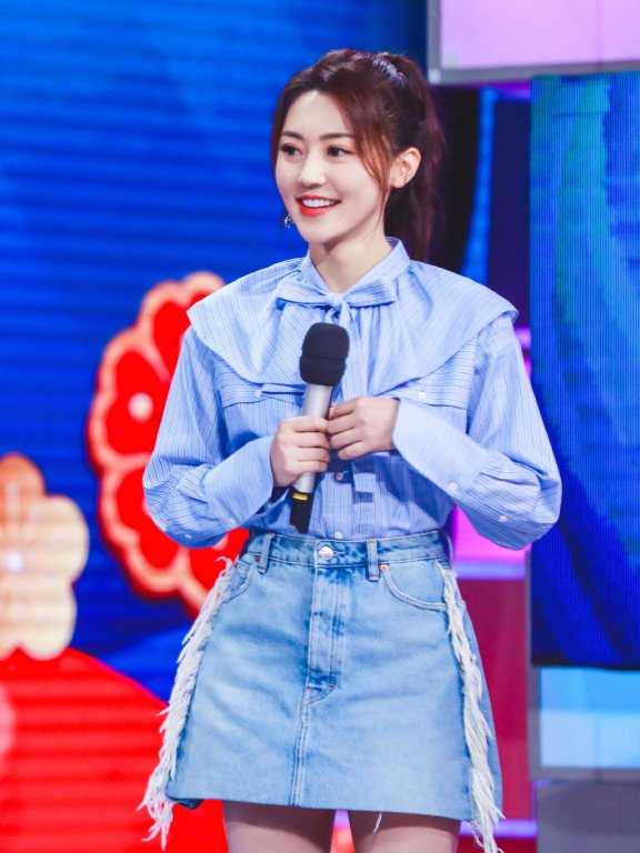 黄梦莹从马尾辫到衬衫超短裙,意外穿出高级感