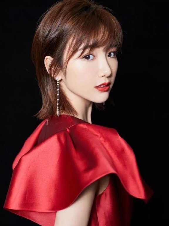 毛晓彤一条复古红裙走红毯,胳膊细成筷子了!