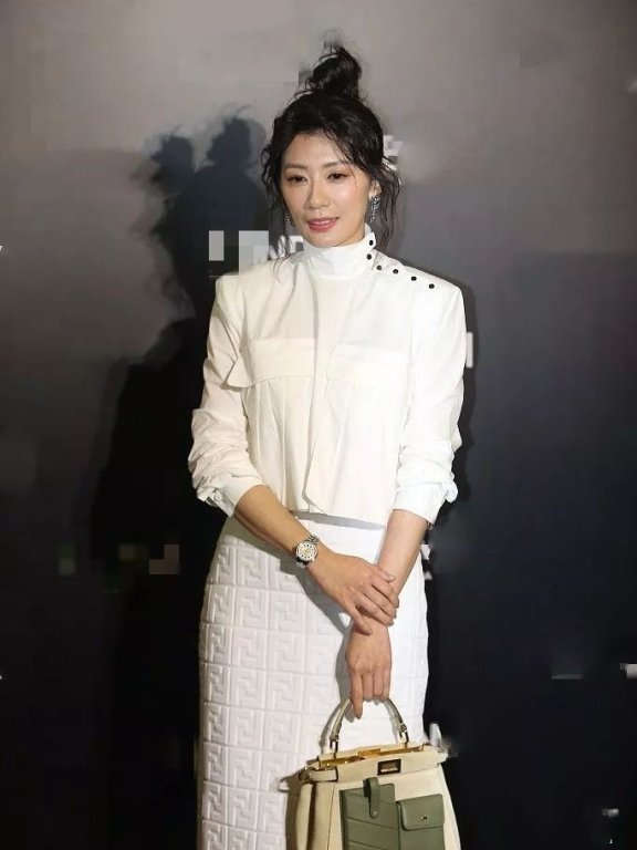 贾静雯无修图的脸没法看!