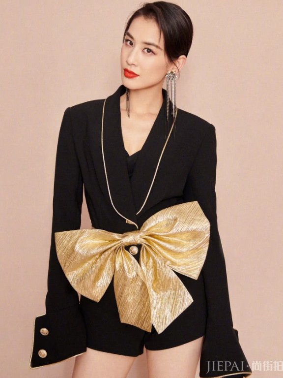 黄圣依蝴蝶结当束腰,身材也太好了