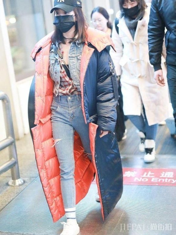蔡依林现身机场穿旧衣戴帽子、口罩也难掩星味!