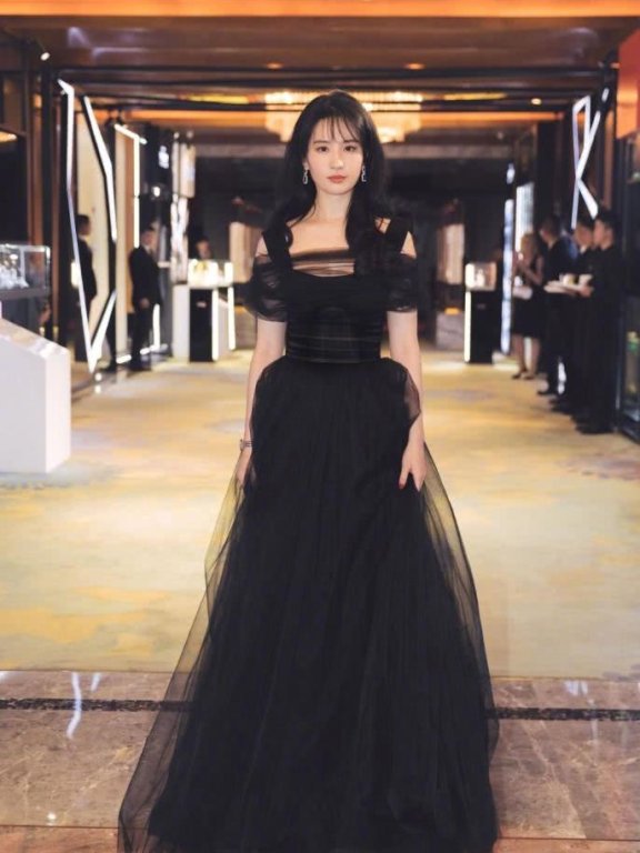 刘亦菲衬衣长裤换成黑色轻纱裙,秒变小公主,太有气质了