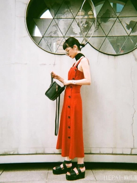 日本时尚博主松本惠奈158cm硬穿出了1米7的气场，还拥有自己的潮牌