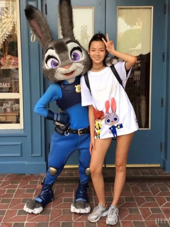 雎晓雯拼接外套配短裤,模特出身的她双腿也太抢镜了吧