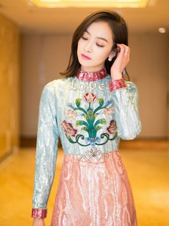 宋茜裙子分成两部分穿,衣服和裙子都快分不清了