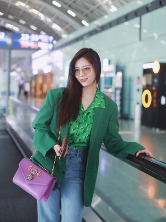 宋妍霏绿色西装配玫红色包包,机场街拍十分有范儿