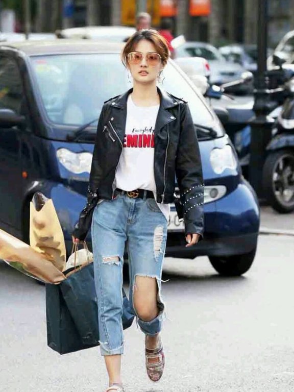 徐璐卫衣搭配牛仔短裙,真会穿