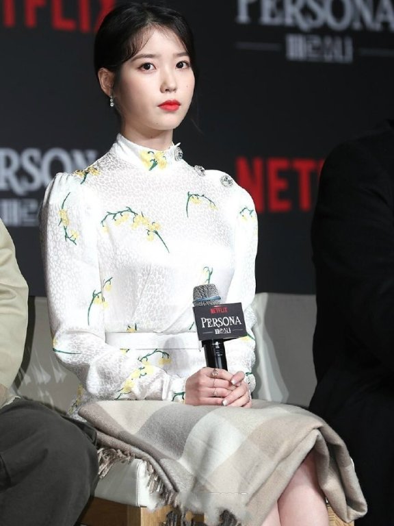 李知恩一袭收腰短裙秀美腿,这个小个子女孩太会穿