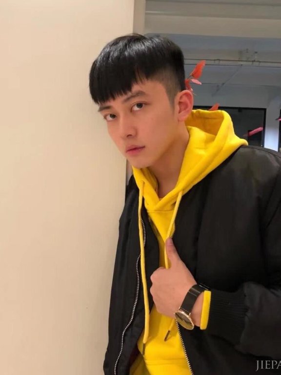 这个中国男模许庭嘉有颜值不张扬，默默登上英国最高端时尚杂志