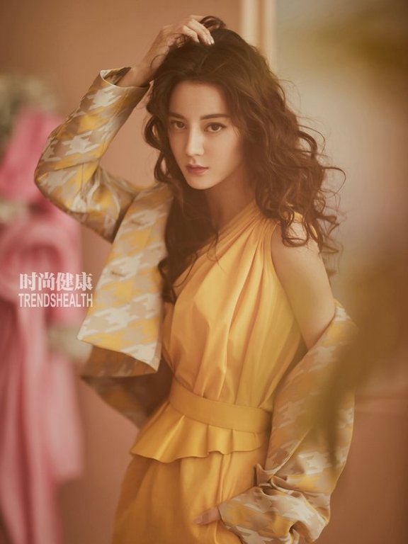 迪丽热巴封面写真曝光 变身摩登女郎气质佳