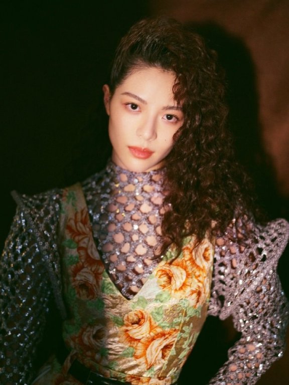 钟楚曦穿花被子配钢丝刷,网友:穿得像个未来女战士