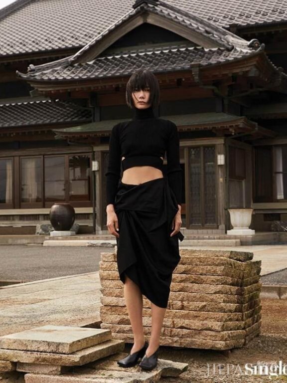 好莱坞最火韩国女演员，跟baby登封面比美还是LV全球代言人