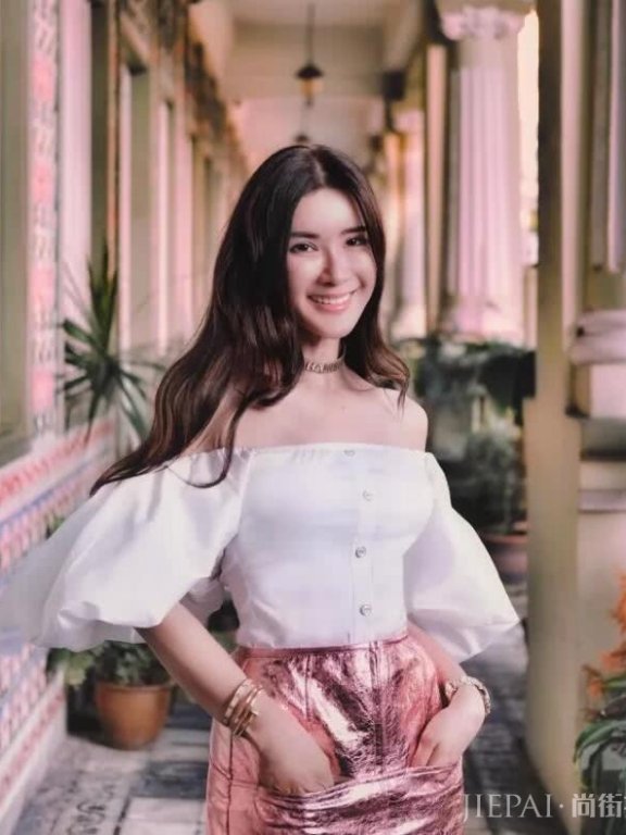 靠离婚发家的新加坡ins女王,45岁因奢华和“冻龄”走红