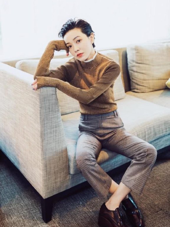 郭采洁毛衣配半身裙优雅大气,发型却显老10岁