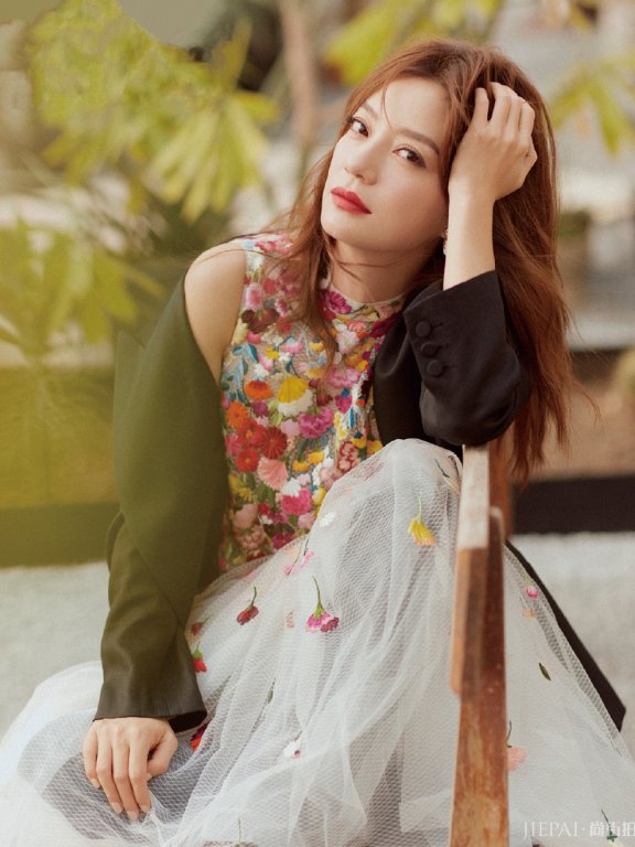 赵薇染棕色头发，时尚显年轻