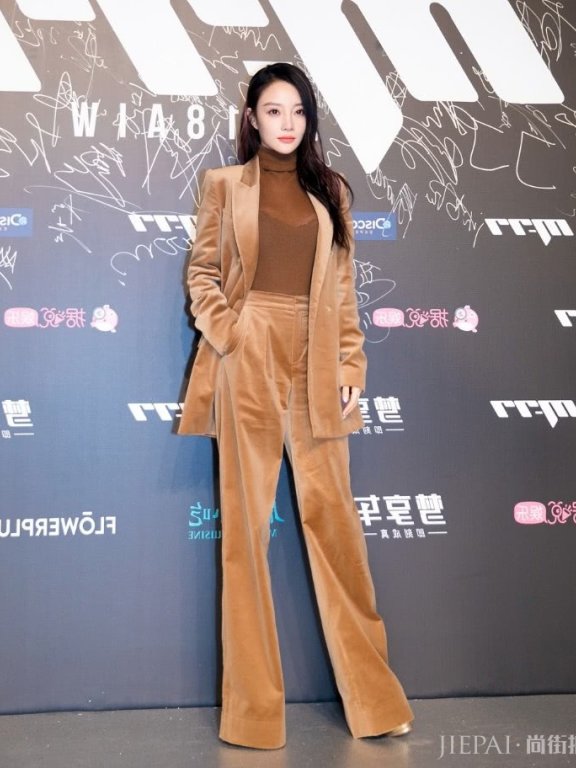 李小璐西装混搭牛仔裤真，低调复出