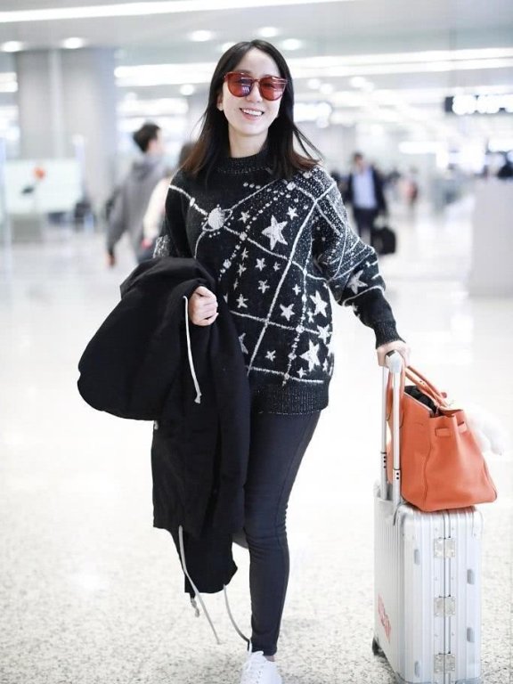 娄艺潇机场街拍，穿星星针织衫搭配牛仔裤，笑容太美了