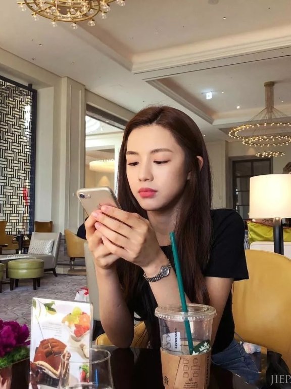 高允真一袭花裙太美了,真想照着她的脸整!