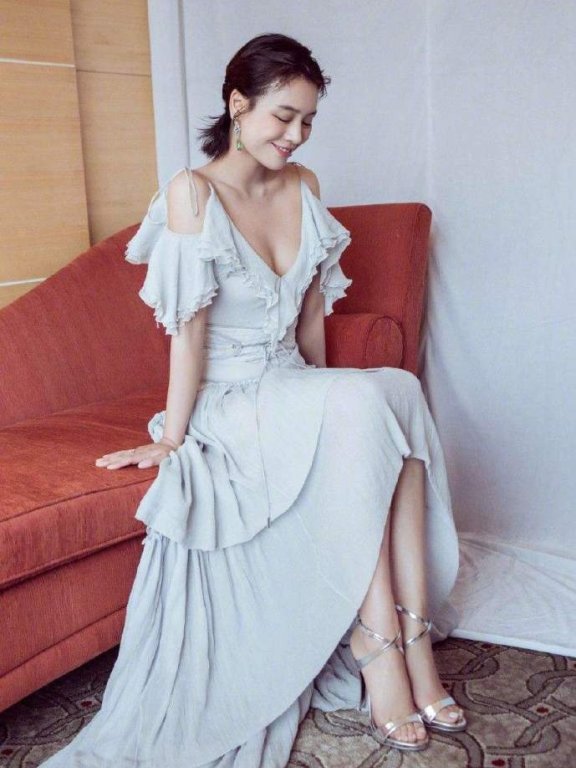 马思纯机场街拍,搭配齐刘海想不看都难