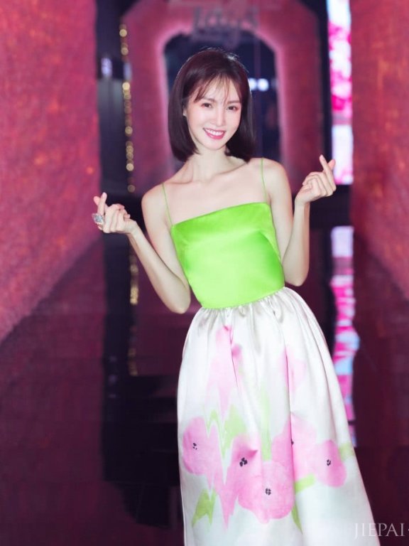 金晨用水彩笔在白裙上面画桃花?也太好看了吧