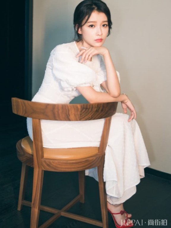 孙怡白色连衣裙配红鞋新造型，少女感不输任何人