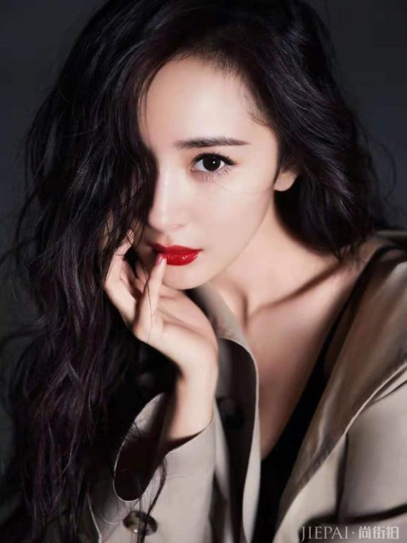 杨幂登杂志封面,精致又充满女人味