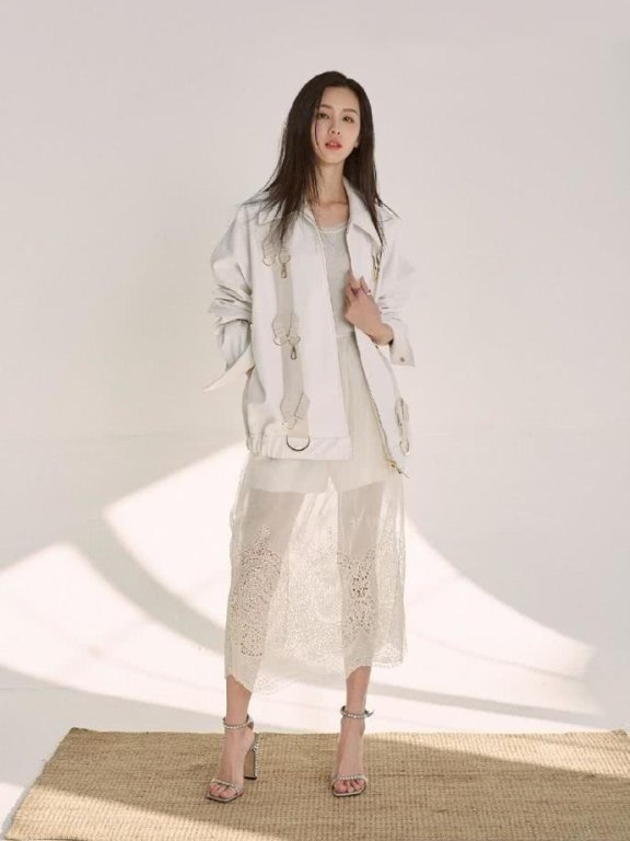 陈都灵外套配白色白纱裙,长发披肩魅力十足