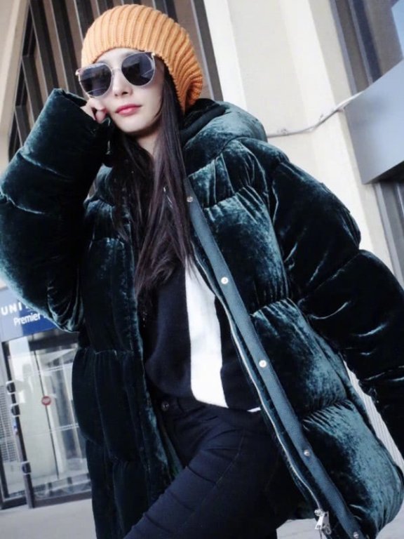 杨幂穿墨绿色丝绒外套出镜,清雅时髦!