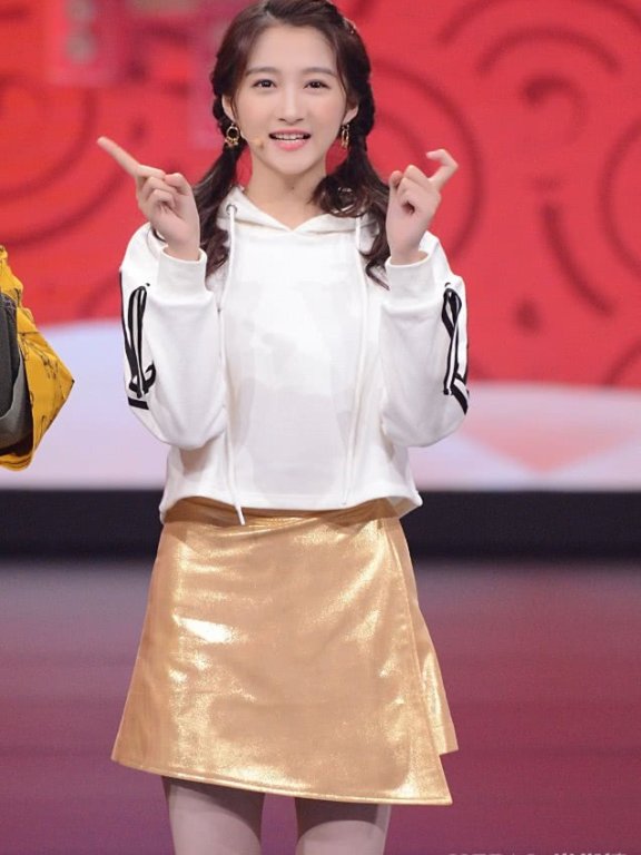 关晓彤穿贴满“金箔”的裙子抢尽风头!