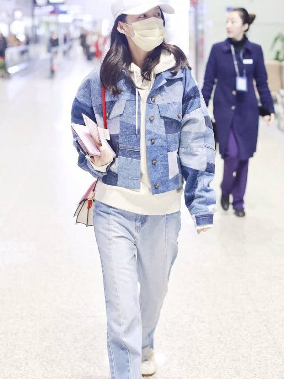 李沁的牛仔外套,“缝”了45个补丁,时尚感超强!