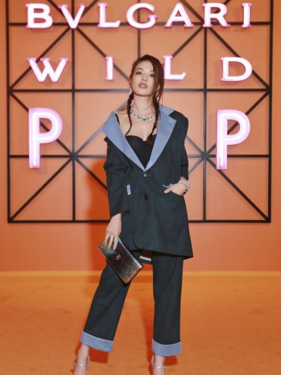 舒淇穿风衣背腰包，全身珠光宝气指甲