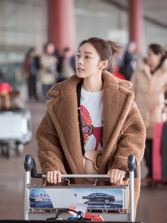 时装周街拍秀,张佳宁演绎青春活力,袁姗姗穿男装秒变少女!