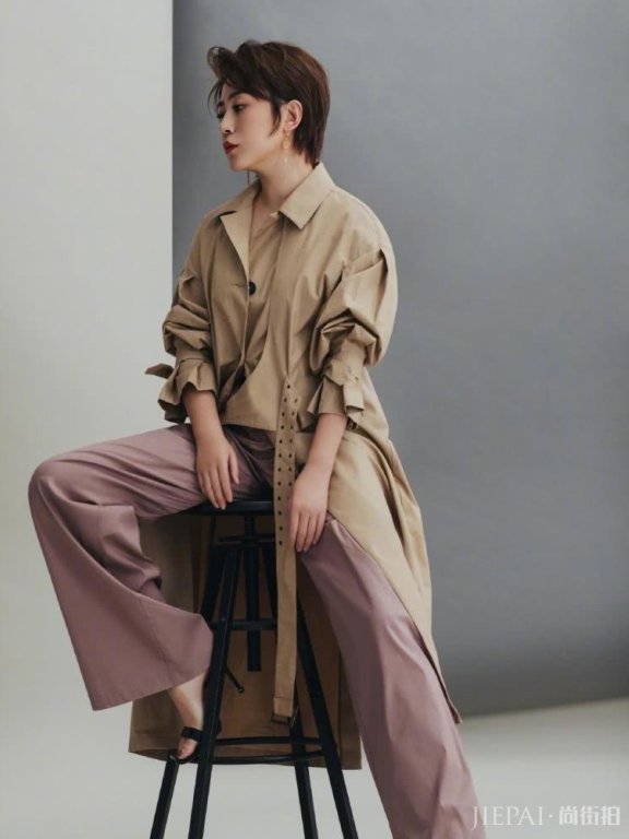 马丽风衣搭配西装裙，眼妆抢镜，也太有个性了吧