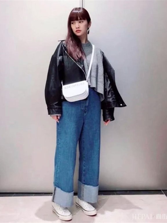 小白鞋已过时！换上减龄又青春的帆布鞋，让你轻松美回初恋