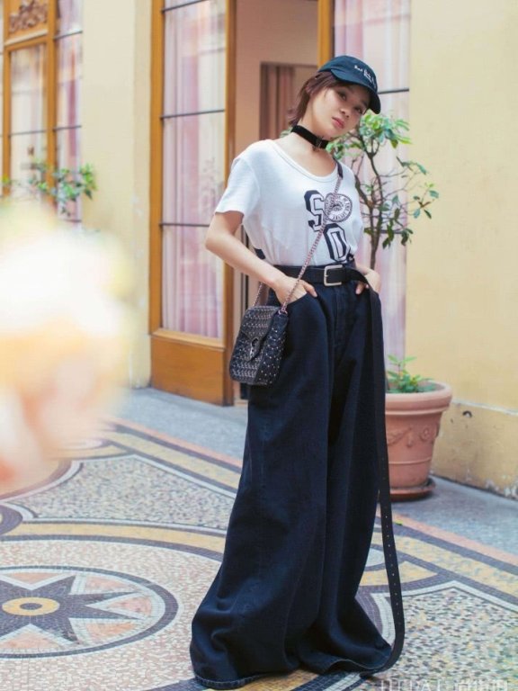 袁姗姗穿及膝裙搭配长款风衣,知性优雅气质十足