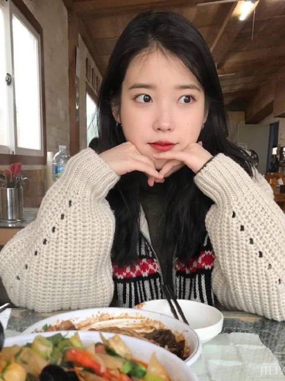 李知恩身穿毛衣搭配小短裙清新又温柔，太美了