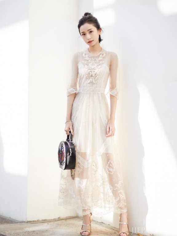 姜梓新扎了好看的丸子头,再搭配蕾丝裙,仙气飘飘