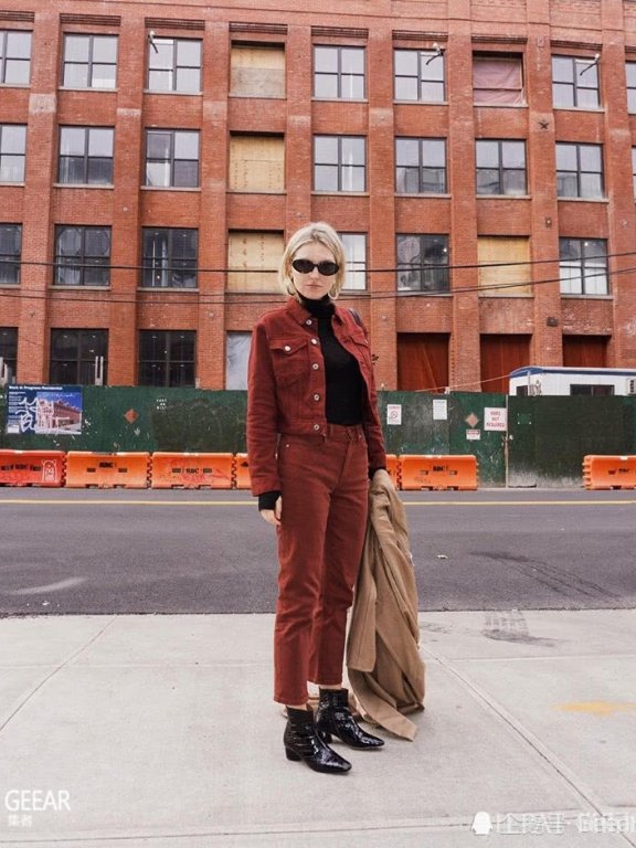 牛仔外套款式单一乏味？用这4款设计让你的搭配一下亮起来