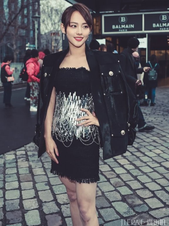 张嘉倪那么紧的裙子也穿得下,难怪买超看一眼就想结婚!