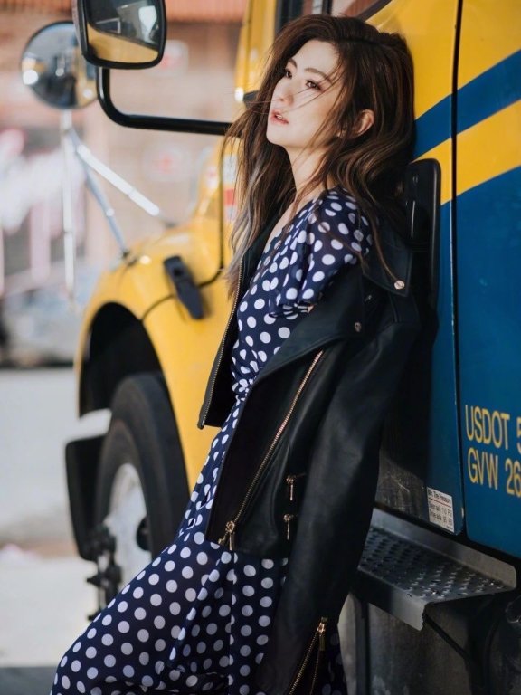 Selina美回巅峰!毁容、离婚又怎样?照样重返18岁