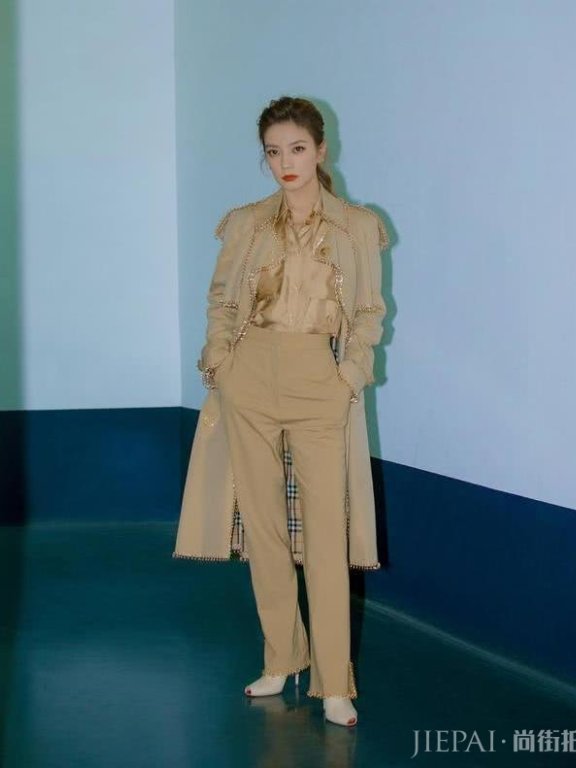 赵薇新造型气场全开，英伦风出席活动瞬间成焦点