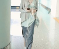 王子文穿的这件开叉牛仔裙，腿要多细才能hold住啊