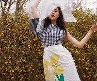 “周芷若”现代装太可爱,裙子都穿两条,夹彩色发卡少女感爆棚