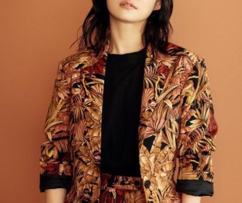 谭卓穿印花西装配长裤，霸气得不像165