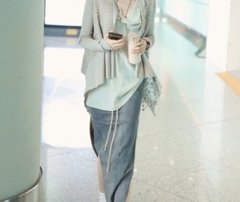 王子文穿的这件开叉牛仔裙，腿要多细才能hold住啊