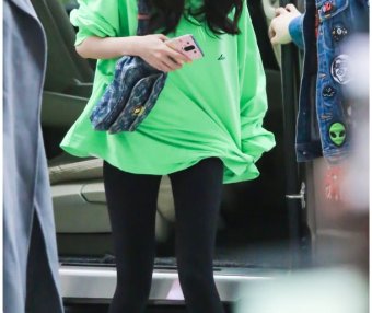 杨幂机场照!带火“0.1mm”瘦腿裤,原来“漫画腿”这么来的